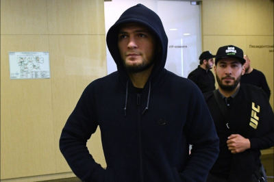 "Хабиб унижен": легендарного чемпиона UFC высадили из самолета в США