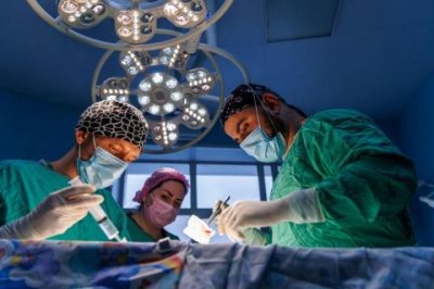 Подмосковные хирурги восстановили кровообращение ног пациента с помощью 50-сантиметрового искусственного сосуда