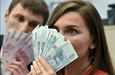 Средняя зарплата курьеров в Москве выросла до 137 тысяч рублей &mdash; данные SuperJob